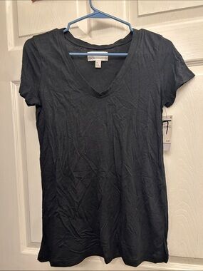 Nordstrom black V-neck short sleeve tee